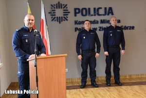 policjant przemawia z mównicy