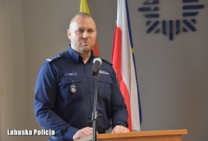 policjant przemawia z mównicy