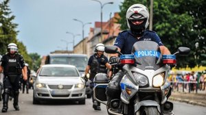 policjant jedzie motocyklem