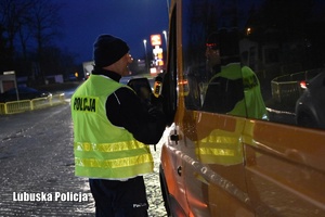 Policjant podczas kontroli stanu trzeźwości kierujących