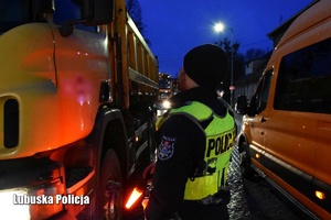 Policjant podczas kontroli stanu trzeźwości kierujących