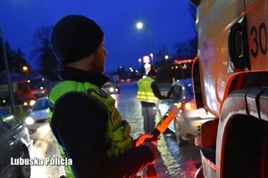 Policjanci podczas kontroli stanu trzeźwości kierujących