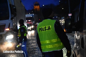 Policjanci podczas kontroli stanu trzeźwości kierujących