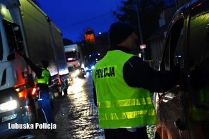 Policjanci podczas kontroli stanu trzeźwości kierujących