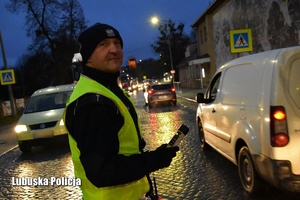 Policjant podczas kontroli stanu trzeźwości kierujących