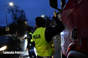 Policjant podczas kontroli stanu trzeźwości kierujących