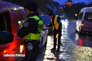 Policjanci podczas kontroli stanu trzeźwości kierujących