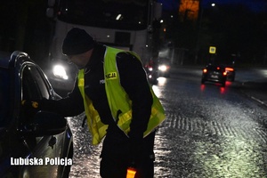 Policjant podczas kontroli stanu trzeźwości kierujących