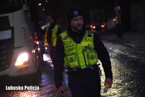 Policjanci podczas kontroli stanu trzeźwości kierujących