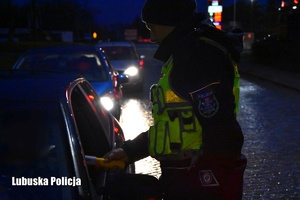 Policjant podczas kontroli stanu trzeźwości kierujących