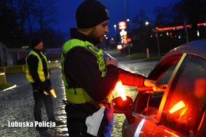 Policjanci podczas kontroli stanu trzeźwości kierujących