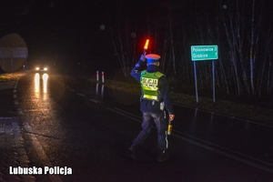 Policjant zatrzymujący pojazd do kontroli