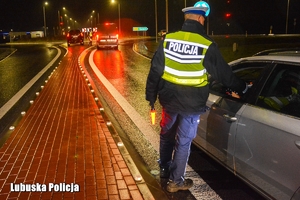 Policjant podczas kontroli stanu trzeźwości kierowcy