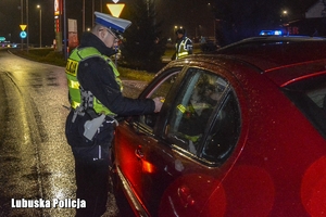 Policjant podczas kontroli stanu trzeźwości kierowcy