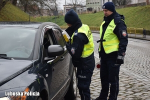 Policjanci podczas kontroli stanu trzeźwości kierowcy