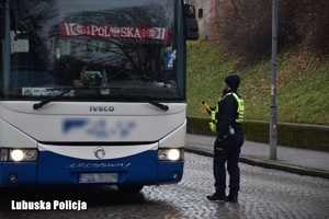 Policjant podczas kontroli stanu trzeźwości kierowcy