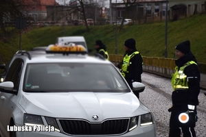 Policjanci podczas kontroli stanu trzeźwości kierowców