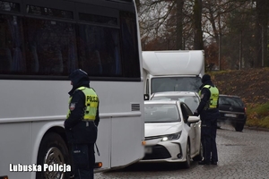 Policjanci podczas kontroli stanu trzeźwości kierowców