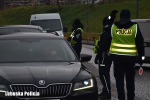 Policjanci podczas kontroli stanu trzeźwości kierowców