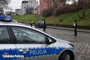 Policjanci podczas kontroli pojazdów