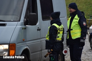 Policjanci podczas kontroli stanu trzeźwości kierowcy