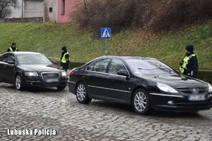 Policjanci podczas kontroli stanu trzeźwości kierowców