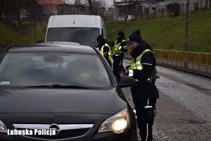 Policjanci podczas kontroli stanu trzeźwości kierowców