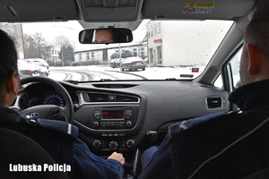 policjanci jadą radiowozem