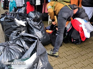 Policjant z zabezpieczonymi ubraniami