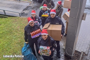 Policjanci z prezentami dla dzieci