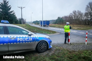 Policjant mierzący prędkość pojazdów