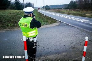 Policjant mierzący prędkość pojazdów