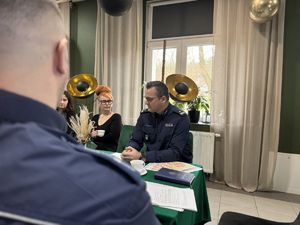 Policjant oraz uczestnicy spotkania