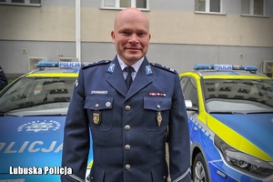 Policjant przy radiowozie