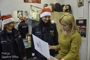 Policjantki rozmawiają z kobietą