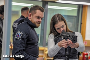 Policjant i studentka na strzelnicy