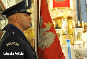 Policjanci w bazylice