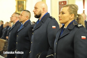 Policjanci w bazylice