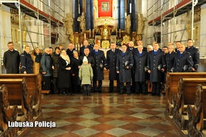 Policjanci i wierni w bazylice