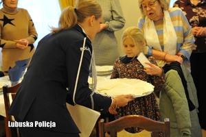 Policjantka wręcza prezenty