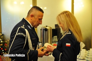 Policjanci łamią się opłatkiem