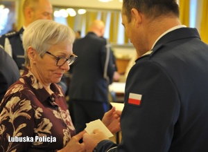 Policjant składa życzenia bożonarodzeniowe i dzieli się opłatkiem