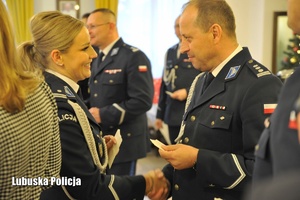 Policjantki składają życzenia bożonarodzeniowe i dzielą się opłatkiem