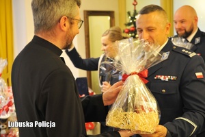 Policjantki składają życzenia bożonarodzeniowe i przekazują prezenty