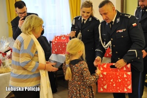 Policjantki składają życzenia bożonarodzeniowe i przekazują prezenty