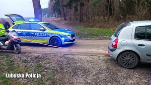 Radiowóz podczas kontroli samochodu i motoroweru