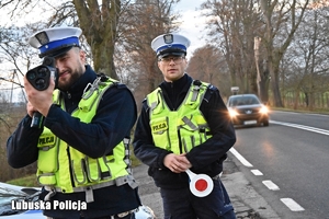 Policjanci kontrolują prędkość