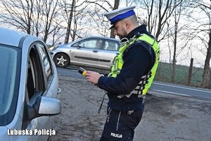 Policjant sprawdza trzeźwość kierowcy