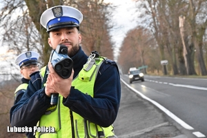 Policjanci kontrolują prędkość