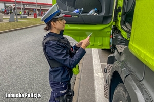 policjantka rozmawia z kierującym